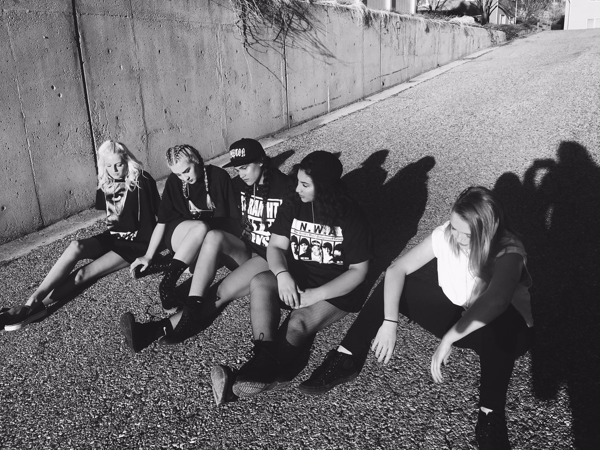 lizamoench's tweet photo. wama 2017 with these babes https://t.co/Ow6D7JXB1v