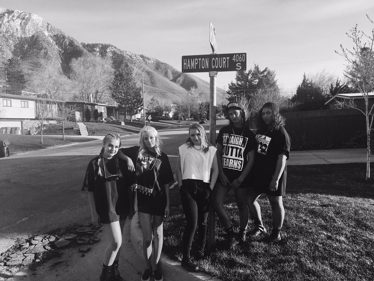 lizamoench's tweet photo. wama 2017 with these babes https://t.co/Ow6D7JXB1v