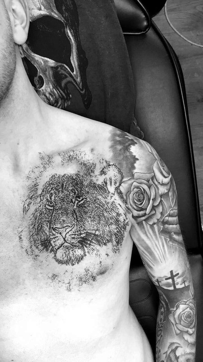 Scott_Justink's tweet photo. Amazing lion piece today on the chest area, not comfortable but this guys a trooper! @Adam_Russ89 currently half way through https://t.co/cYLFJBcWfG
