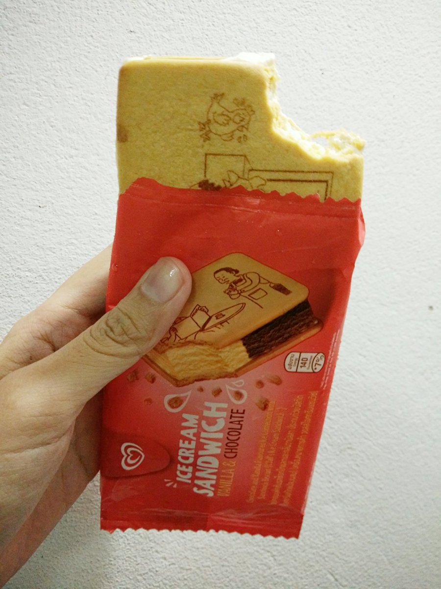 noeiiz's tweet photo. อร่อยอ่ะ หร่อยๆๆๆ ติมก็หอมนมๆ แต่ละลายเร๊วเร็ว #อร่อยบอกต่อ #wallssandwich https://t.co/kl3CEw2ihg