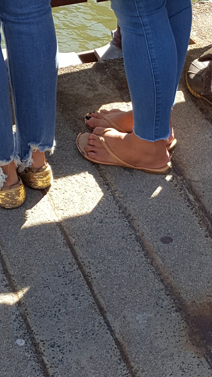 louislindseyjr's tweet photo. temperature was 17 degree's when I noticed this young lady sporting sandals at Chicago dying of the river st. patty's day. brave or dumb? https://t.co/oeUaaV84L9