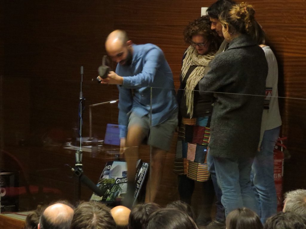 saco_oviedo's tweet photo. "La nave de Reto es el paraíso", dice Miguel Barbosa #taller #foley #SoundTroop #saco3 @culturaoviedo https://t.co/9t1vEI3cCr
