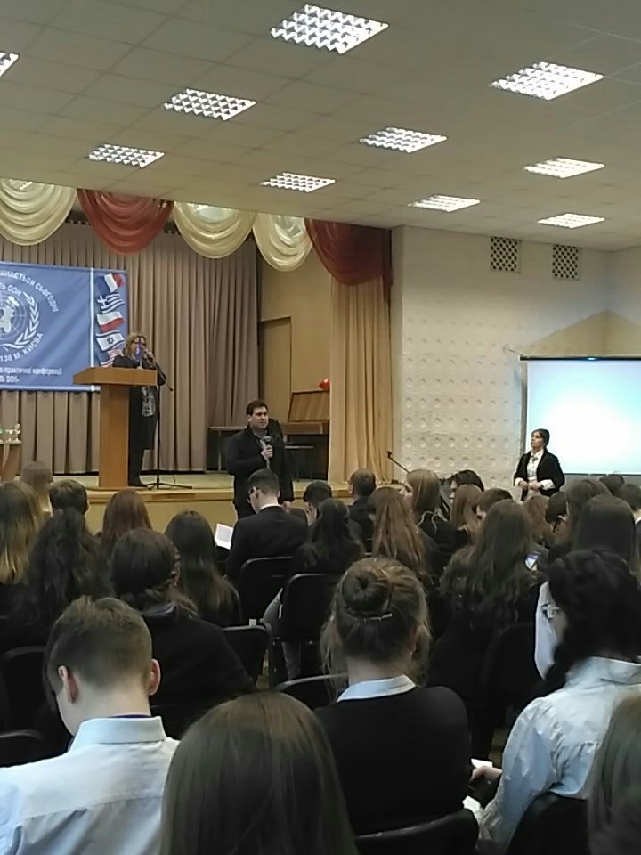 mun_press_2k17's tweet photo. До нас завітав Олесь Маляревич! Коли буде закінчено ремонт спортзалу?! https://t.co/nsLQmMQ9zM