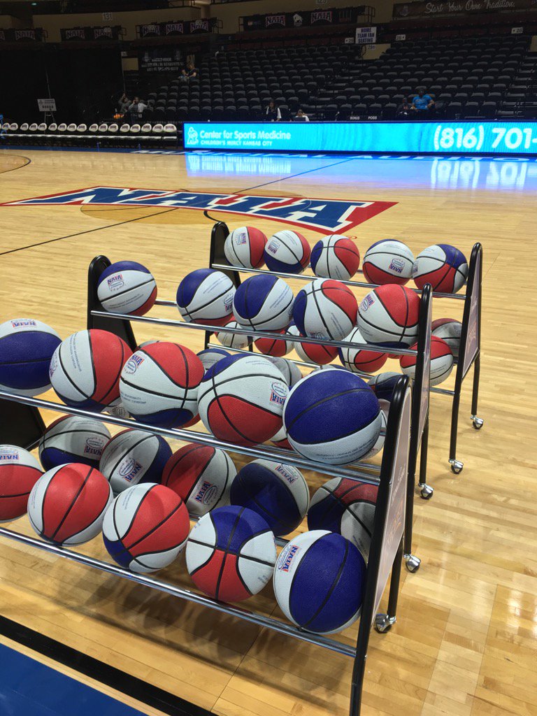 Getting ready for the youth series clinic <a href="/SportKC/">KC Sports Commission</a> @CMHsportsmed #NAIAMDI