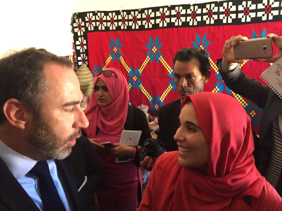 PBergaminiEU's tweet photo. Visite d "Artisans solidaires" coopérative d'artisanes de #Kasserine financée par @UeTunisie :tissage broderie poterie.Exports vers UE &amp; US! https://t.co/aY6BgBRRnU