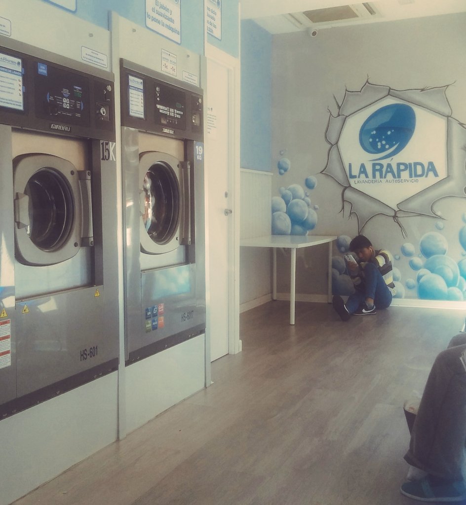 LaOvejaRosa's tweet photo. Cuando tu lavandería se convierte en locutorio porque tiene wifi gratis. Otro clásico.#larapida #FelizSabado #spainisdiferent https://t.co/gAgQ5hg3eD