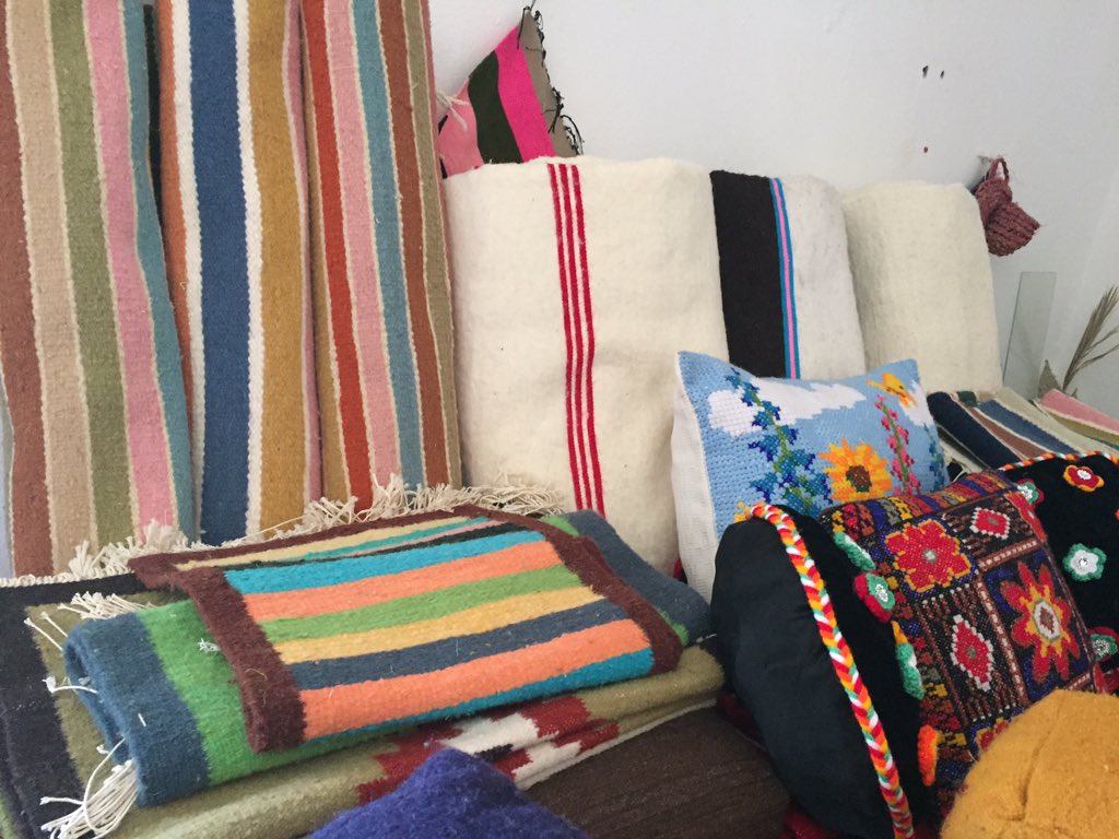 PBergaminiEU's tweet photo. Visite d "Artisans solidaires" coopérative d'artisanes de #Kasserine financée par @UeTunisie :tissage broderie poterie.Exports vers UE &amp; US! https://t.co/aY6BgBRRnU