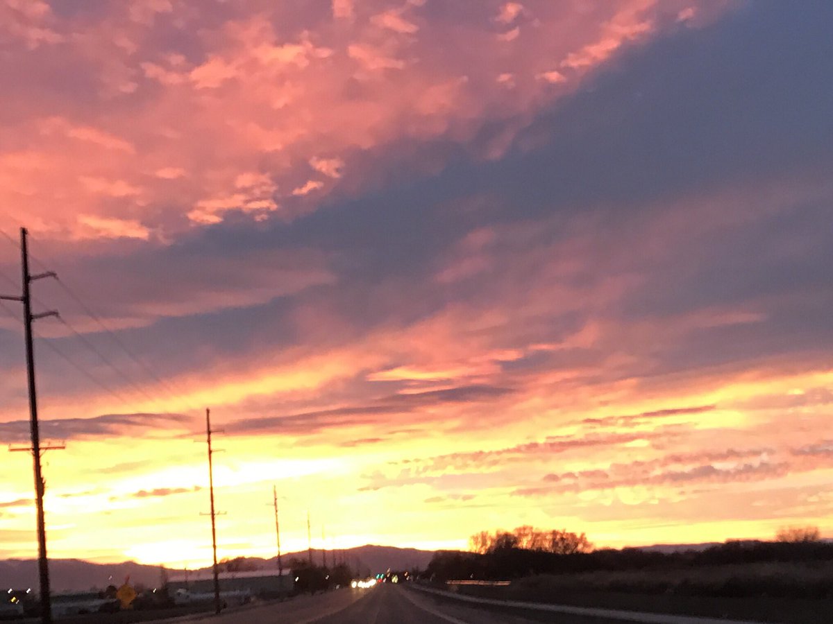 MySherrieAmorID's tweet photo. Beautiful Saturday morning sunrise. I'm on my way to work and you're cozy at home. 😟 https://t.co/bpUXNM2rp2