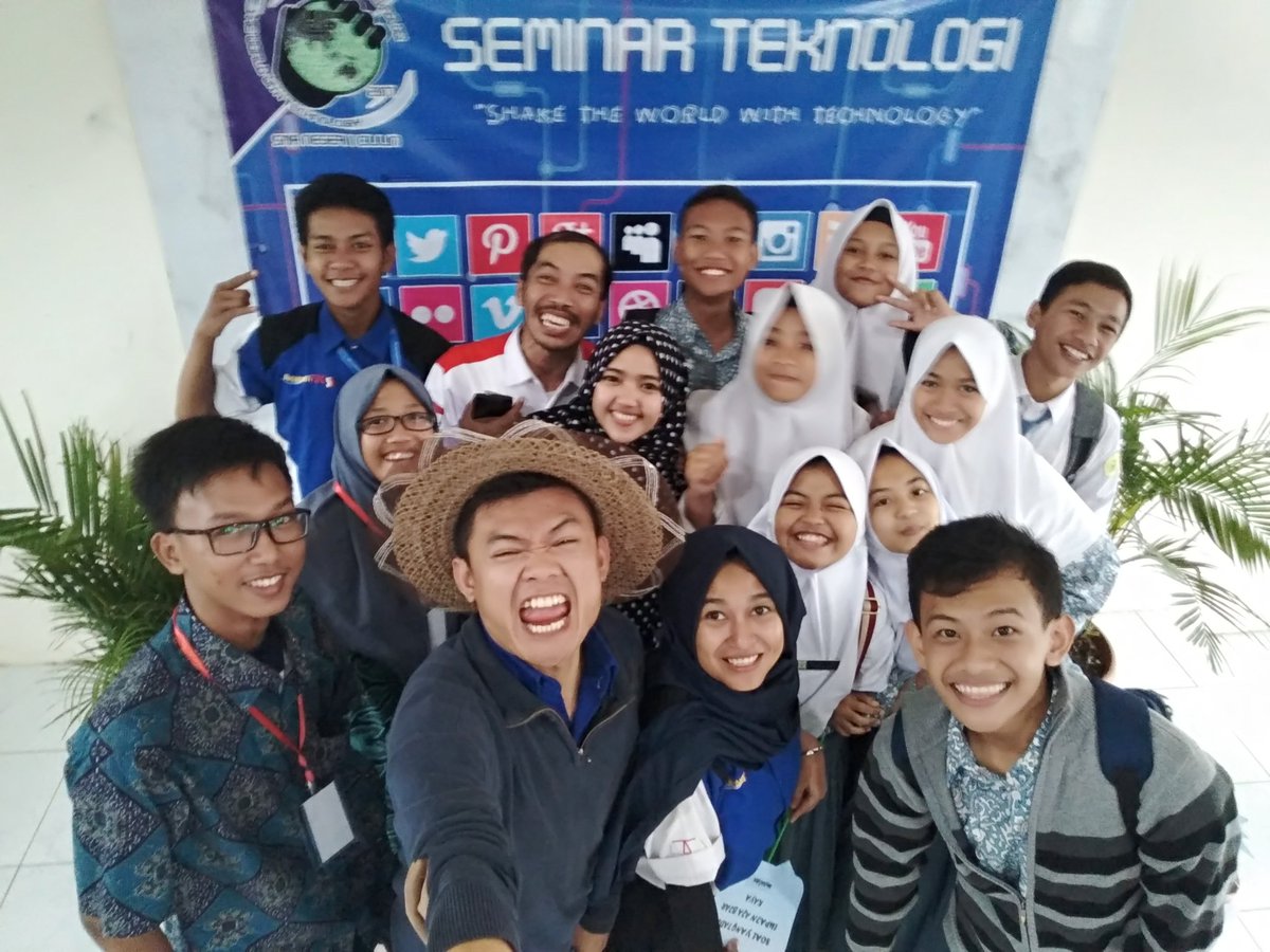 rtik_kbb's tweet photo. Keseruan roadshow literasi digital di sman 1 cililin. 
#roadshow #literasi #edukasi #digital #rtik #rtikindonesia #rtikkbb https://t.co/BrxKQychUU