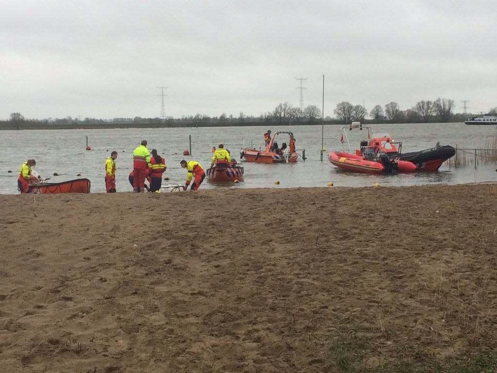 Vandaag oefenen wij mee met de RVR Zuid-Holland Zuid, 1 ploeg + waarnemer, nu al een leerzame dag! #reddingsbrigade #lifeguard