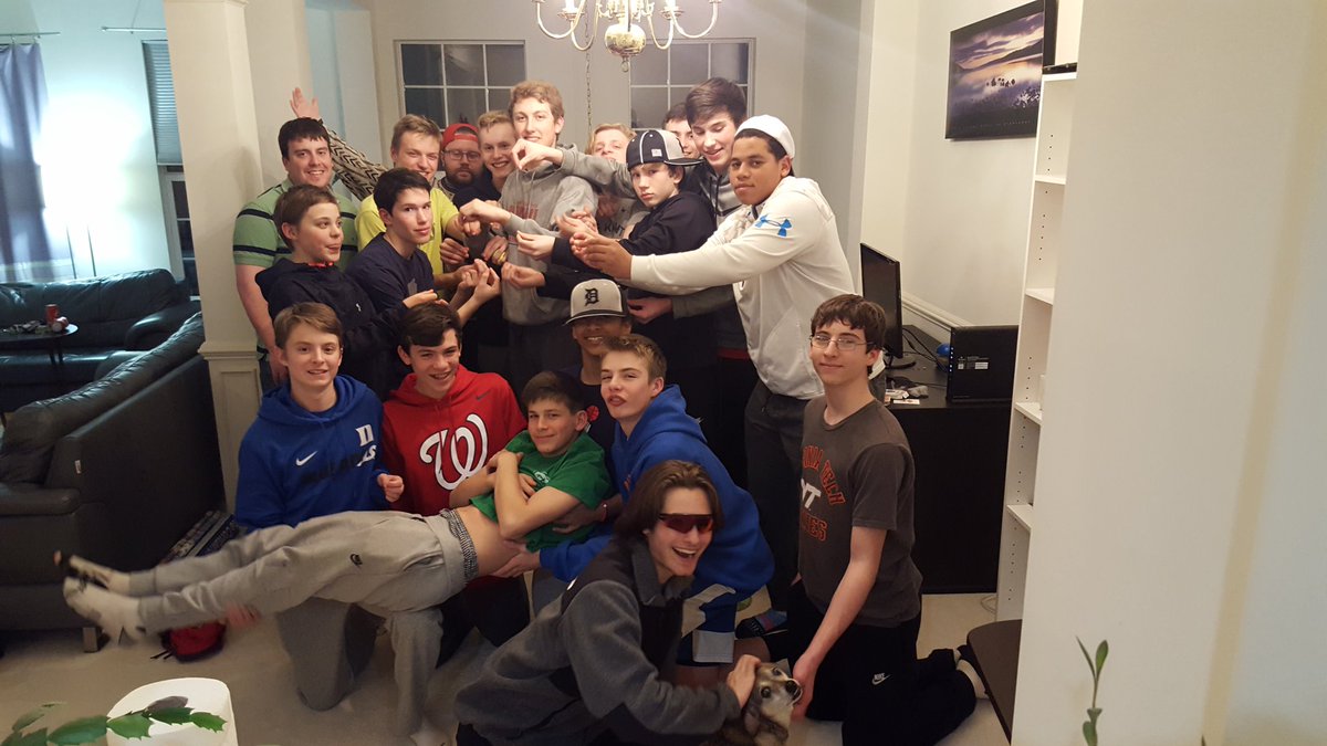 betchagnon's tweet image. 17 jv boys+2 coaches+tacos+cupcakes=fun night! @DomHighBaseball thanks for coming!