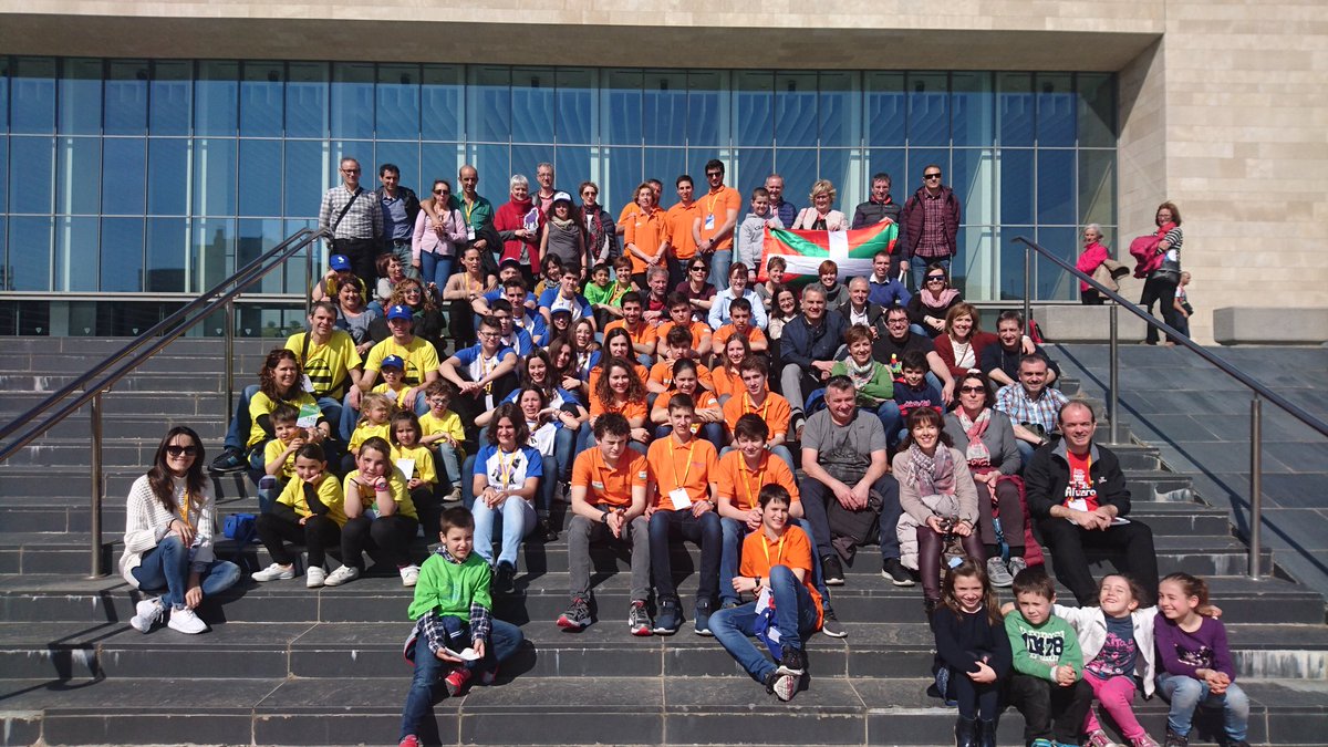 Begonazpiikas's tweet photo. Foto de la familia vasca en #FLLGRANFINAL17: @BeeLieveFLL @faunity11 @overclockaxular @elburgofll @Innobasque @FLLSpain https://t.co/fX0w6fCjNB