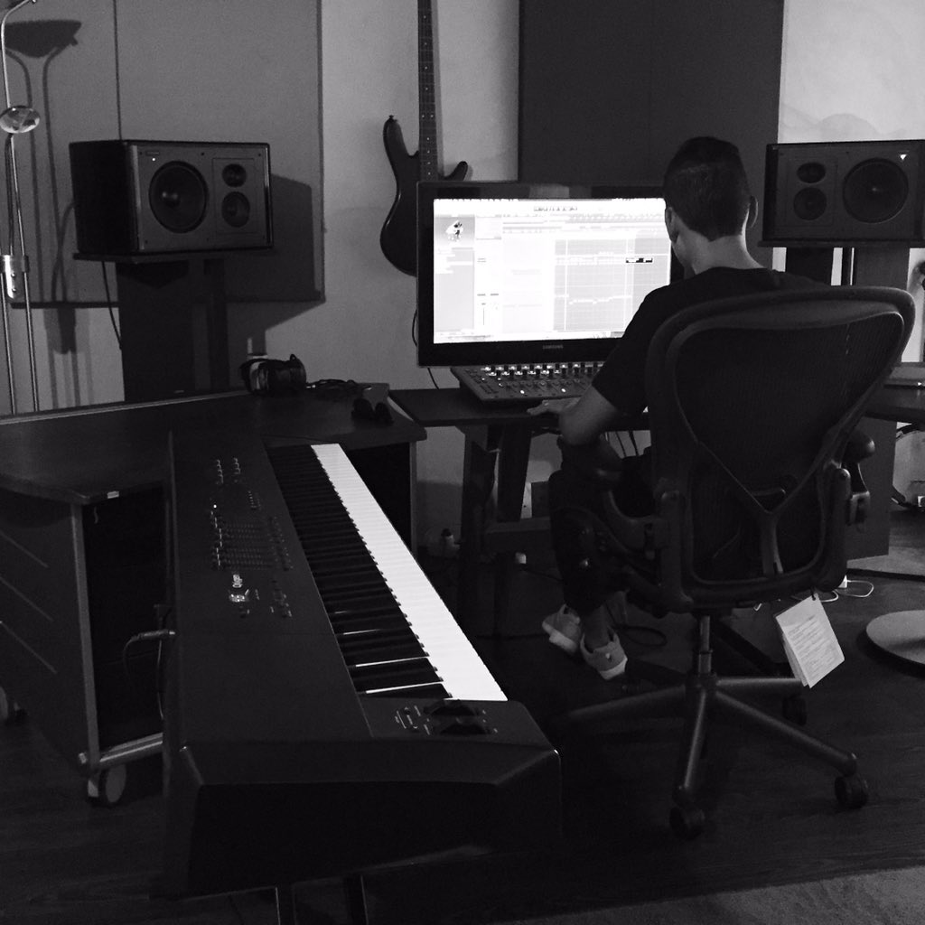 michaelcrowster's tweet photo. Birthday studio sessions🔥 #producer #studio #edm #blessed https://t.co/DaVx5Gwsdh
