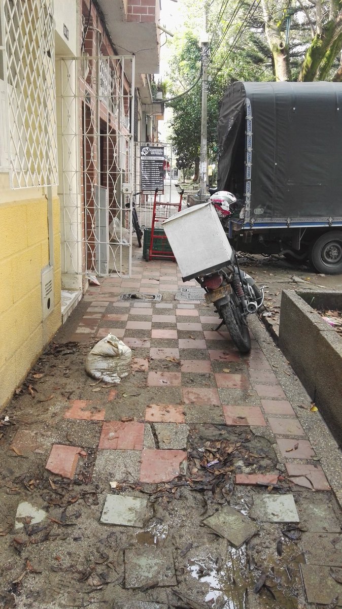 jaramelo's tweet image. @sttmed @PoliciaColombia @soymalala  estacionamiento de motos en la acera permanentemente Cra 51D 67A - 60