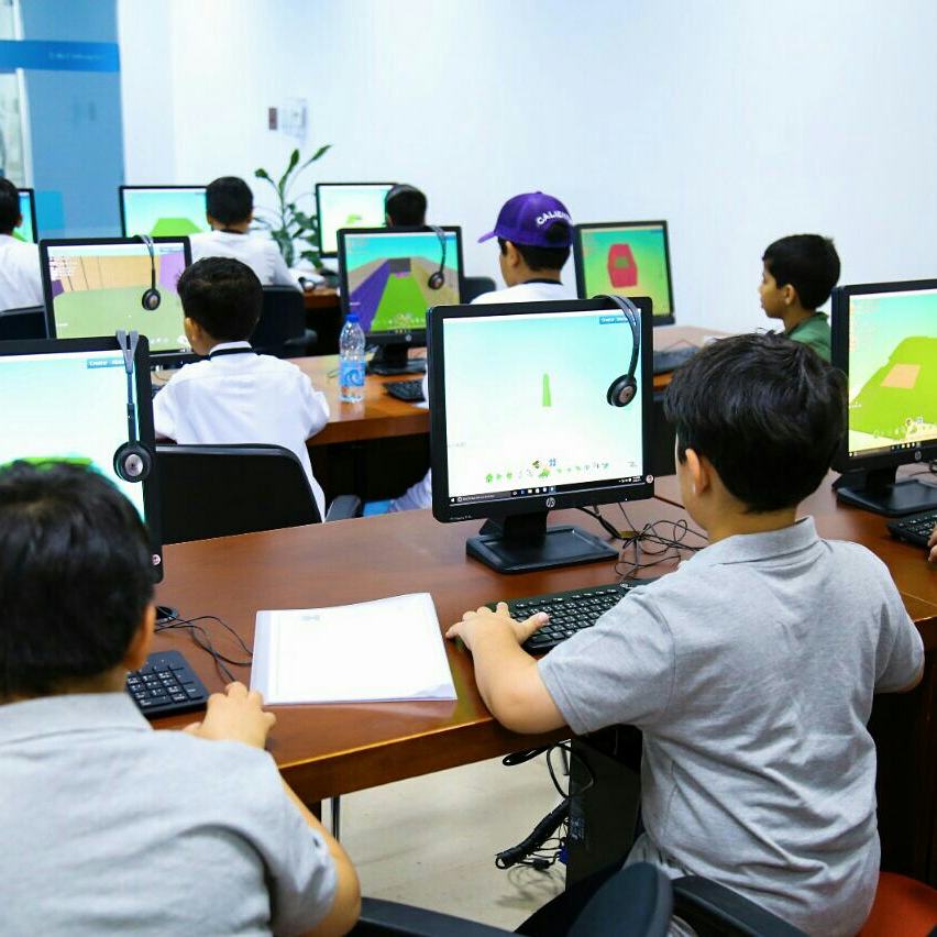 Uae_Talented's tweet image. طلاب المستوى الثاني في #المُبرمج_المواطن يتابعون للوصول لمستوى الابتكار والابداع في البرمجية، وطلّاب المستوى الأول يتابعون الى مراحل جديدة