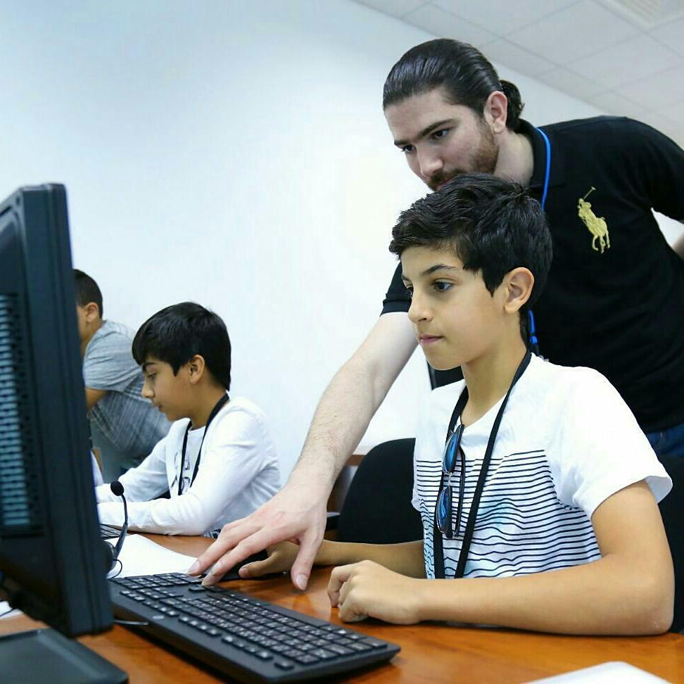 Uae_Talented's tweet image. طلاب المستوى الثاني في #المُبرمج_المواطن يتابعون للوصول لمستوى الابتكار والابداع في البرمجية، وطلّاب المستوى الأول يتابعون الى مراحل جديدة