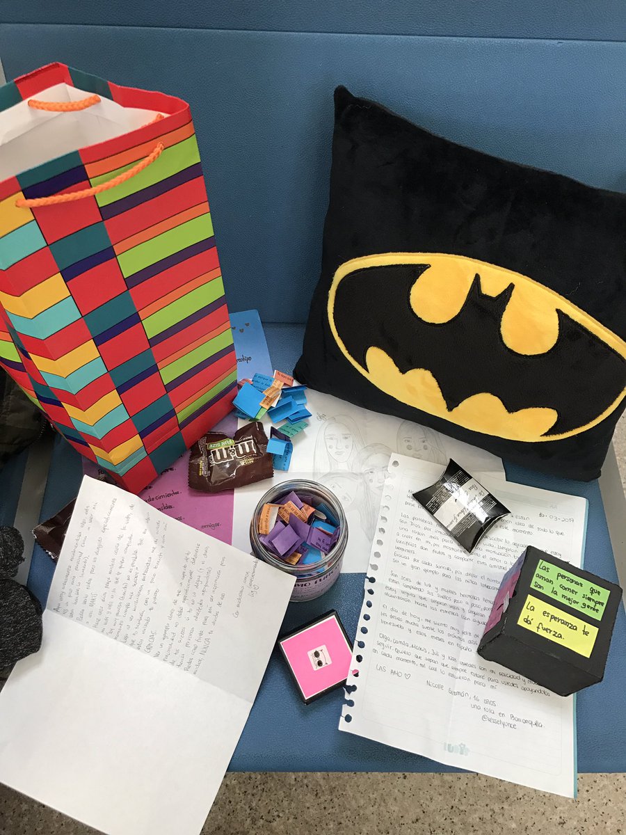 Ventinoficial's tweet photo. Estamos disfrutando de algunos de sus regalos antes de subirnos al avión 💕 https://t.co/Vp9v0d0nET
