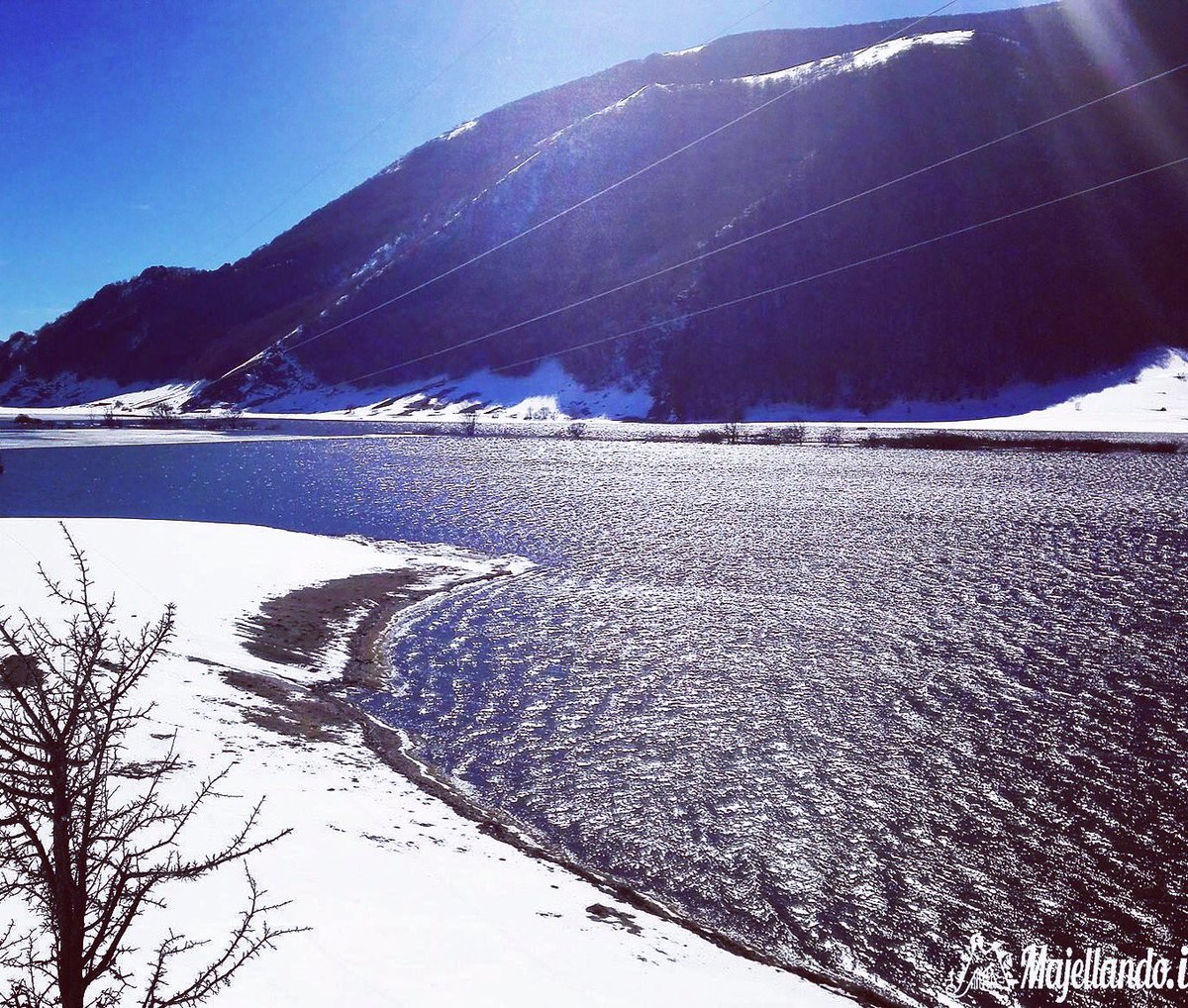 majellando's tweet photo. #Abruzzo: beautiful #places# #lake #snow #bluesky https://t.co/r8m9n3wwTs
