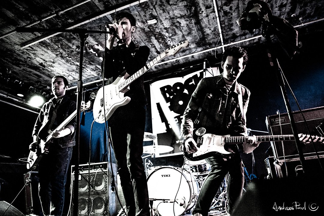 andraspaulcom's tweet photo. love "Faaast Food" @sisterayuk &amp; @VallanceRecords @ @RockforRefugees @ @clfartcafe back few weeks! #andraspaulcom #sisteray #lowlights https://t.co/MJJ31j4vne