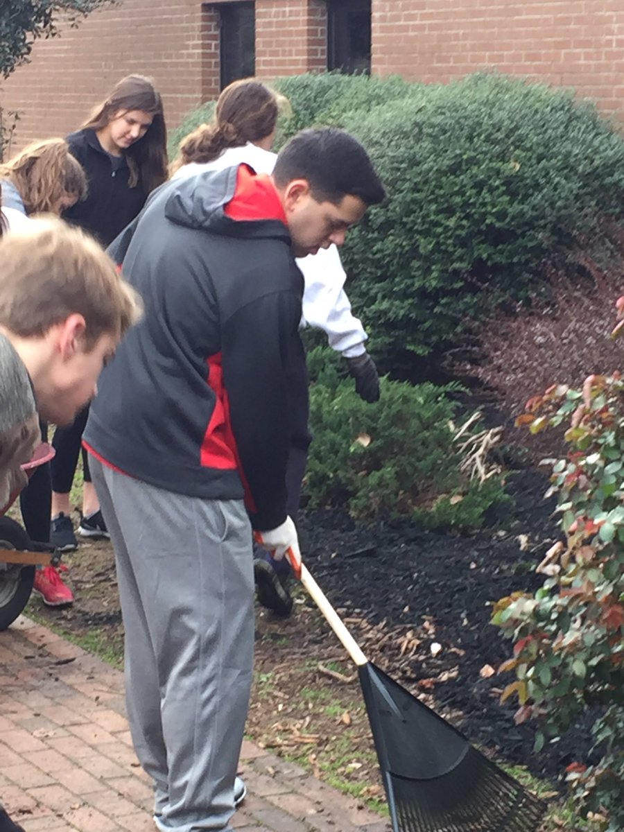 pvhsbeta's tweet photo. What an awesome Beta Service Day! Thank you to all that came out. #betasserve #giveback #itsnotaboutyou @PowdersvilleHS @nationalbeta https://t.co/ZqAMggcJlk