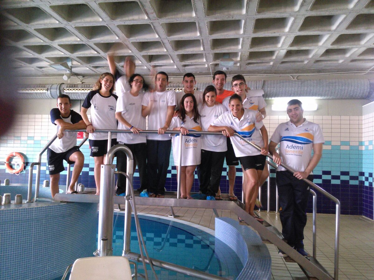 ADTENSALUS's tweet photo. Lo mejor del Cto. es el compañerismo 💙 Todos unidos para dejar la natación canaria en lo más alto 💙 @FEDDI_DI @AdemiTenerife @CNLP_OFICIAL https://t.co/Kk0u47PehM
