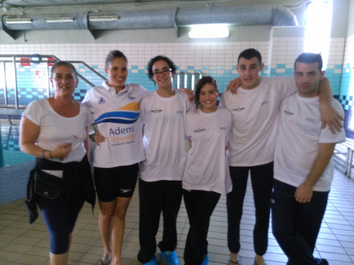 ADTENSALUS's tweet photo. Lo mejor del Cto. es el compañerismo 💙 Todos unidos para dejar la natación canaria en lo más alto 💙 @FEDDI_DI @AdemiTenerife @CNLP_OFICIAL https://t.co/Kk0u47PehM