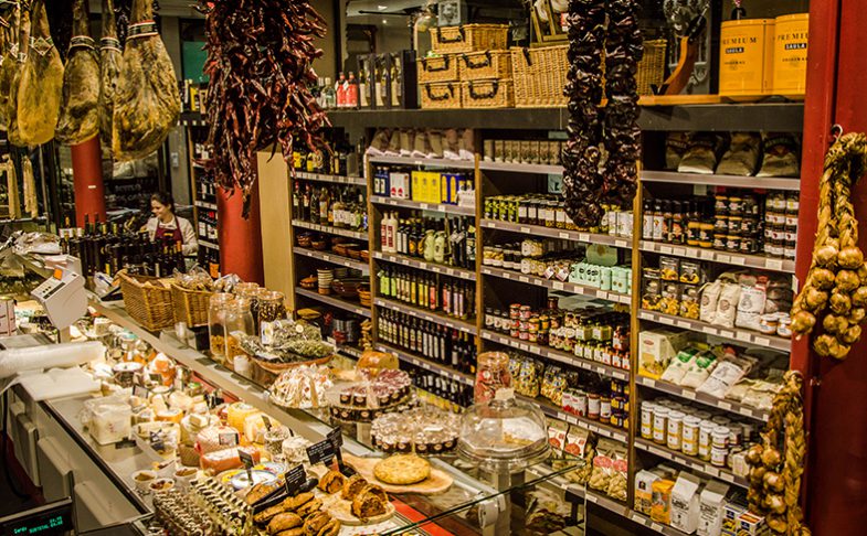 CafeBeermoth's tweet image. Our lomo &amp;amp; iberico on our meat boards is from @LunyaMCR, perfectly complemented by @PollenBakery sourdough and @PluckyPickle pickles. 👌