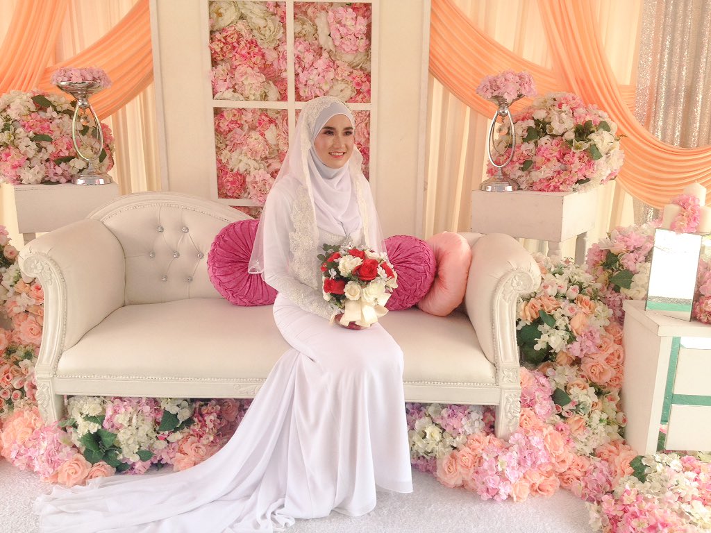 ColadaPyna's tweet photo. alhamdulillah and tahniah kak ayu happy tengok akk..

#solemnizationday
#ayu💛rafie https://t.co/gd16fTe41N