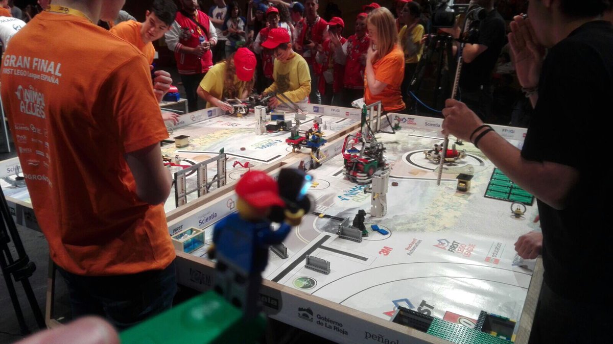 ROBOTIX_'s tweet photo. El juego del robot de #FLLGRANFINAL17 está muy emocionante... ¡Vaya nivelazo de construcciones de todos los equipos! @FLLSpain #FLLspain https://t.co/2brH7VxGKc