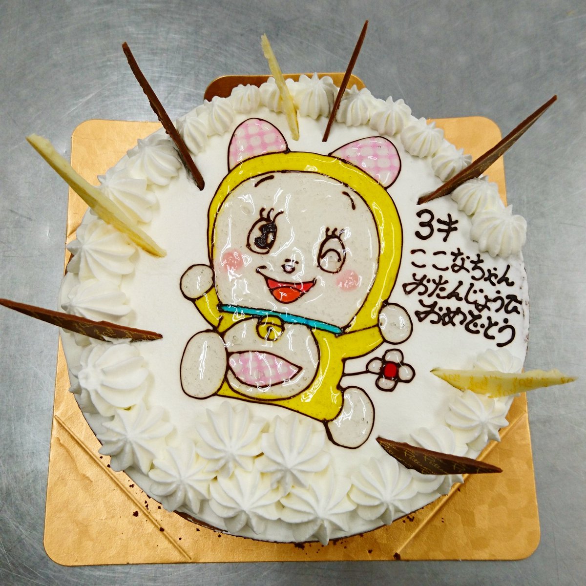 ショコラファン 新静岡セノバ V Twitter コチラは以前描いたモノです ドラミちゃん O 頭がまん丸じゃないのが難しいのよね R まん丸も難しいけどね イラストケーキ バースデーケーキ ドラミちゃん