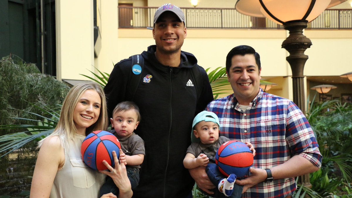 KUHoops's tweet photo. Twins Landen and Lucas meet Landen Lucas #RockChalk 🔴🔵 https://t.co/rxMemtmzEF