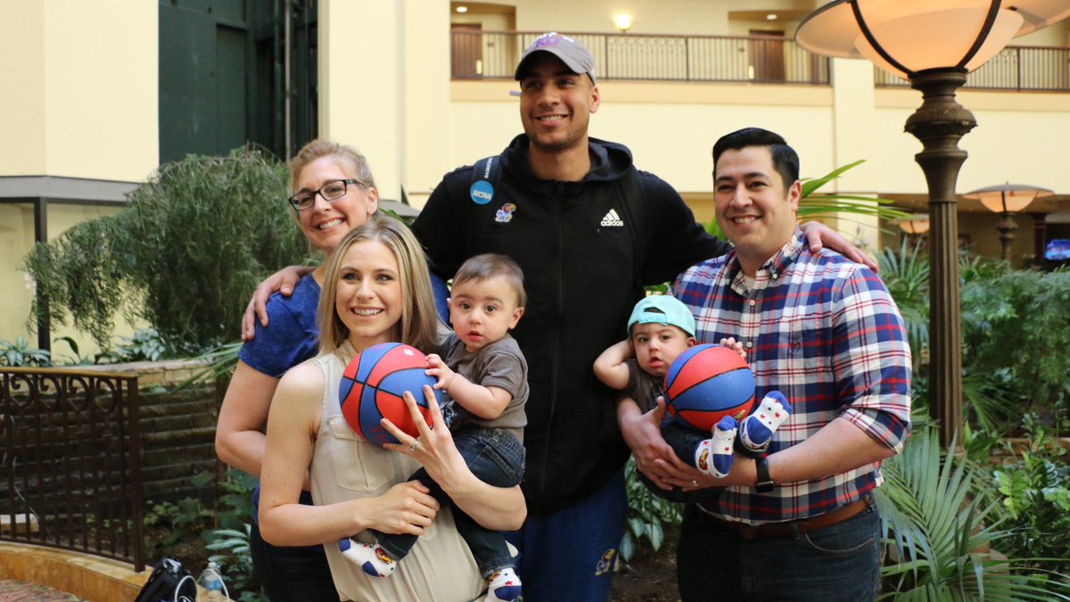 KUHoops's tweet photo. Twins Landen and Lucas meet Landen Lucas #RockChalk 🔴🔵 https://t.co/rxMemtmzEF