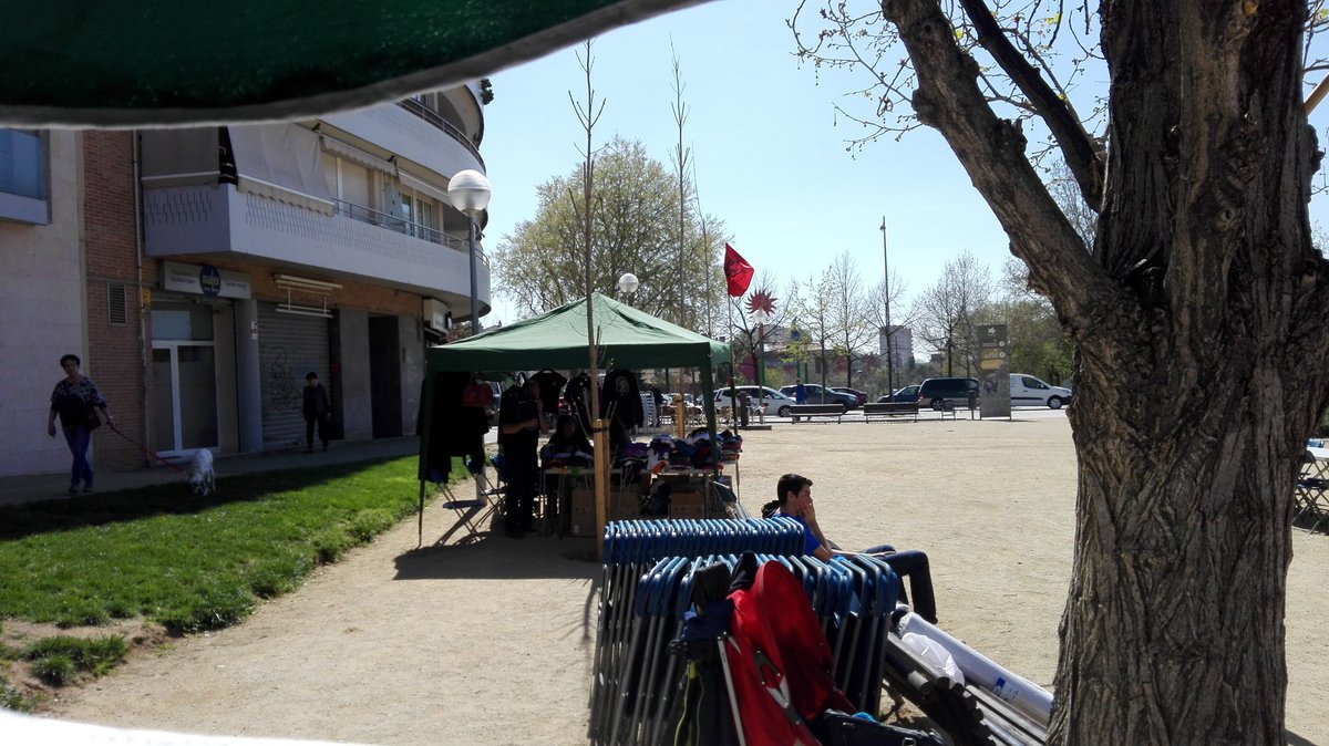 En la cocina de la <a href="/XSP_TRS/">Xarxa de Solidaritat</a> , preparando las migas. #SomPobleSomPoder <a href="/CdPMLinares/">CdP Manuel Linares</a>