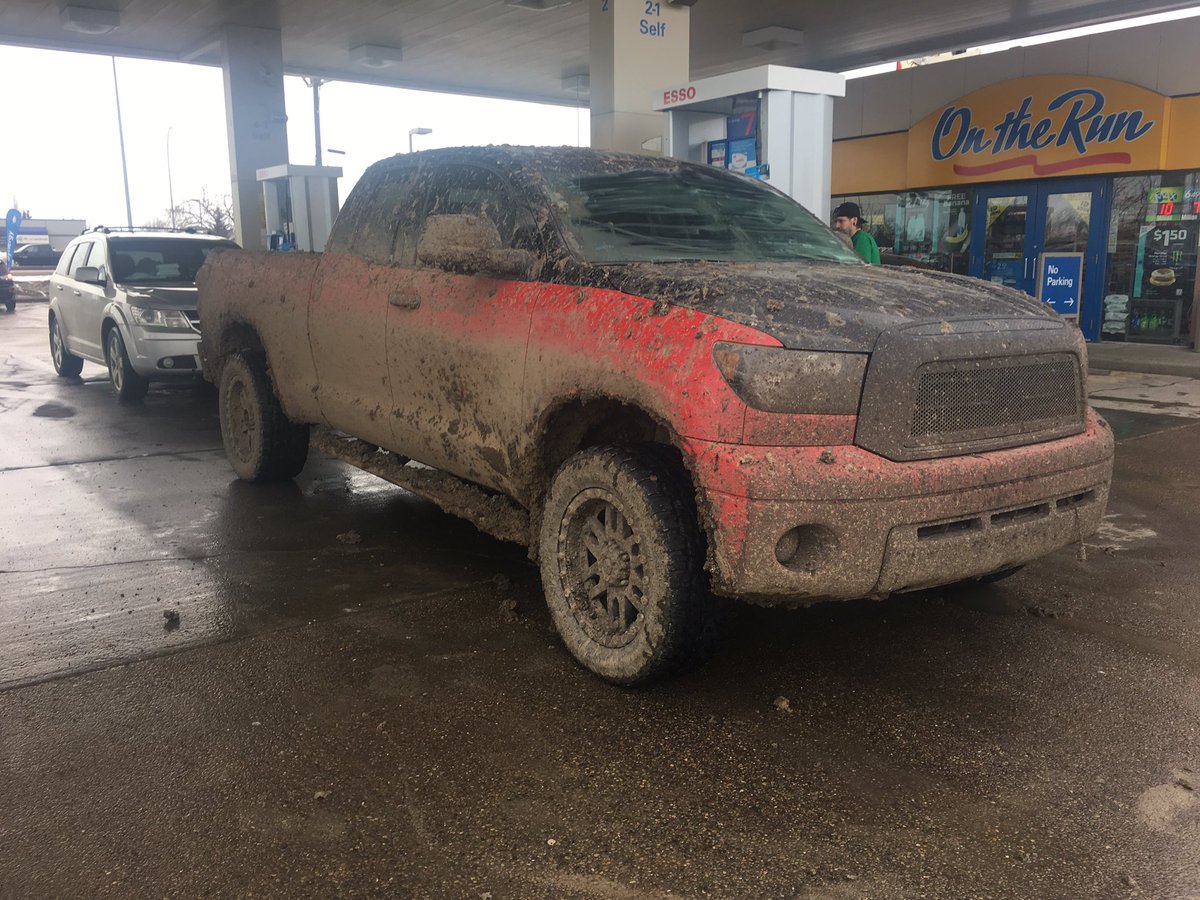 ScottHay4's tweet photo. People are laughing at me trying to wash my window. #mudbog #mudbogpaintjob #pipelining #pipeline #workhardplayhard https://t.co/7Xb1dT1m3A