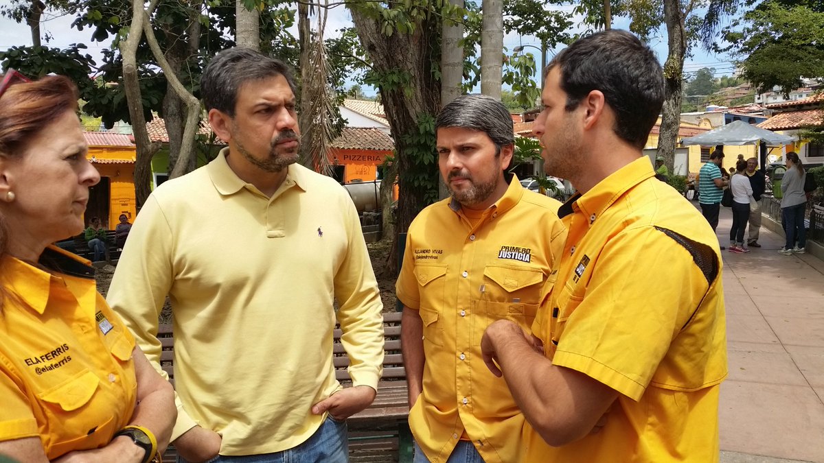 eliasayegh's tweet photo. Nuestro Alcalde de Sucre @CarlosOcariz visita el punto de validación de la Plaza Bolívar de #ElHatillo #PJValidaPorLaDemocracia https://t.co/ChZZU2MDAx