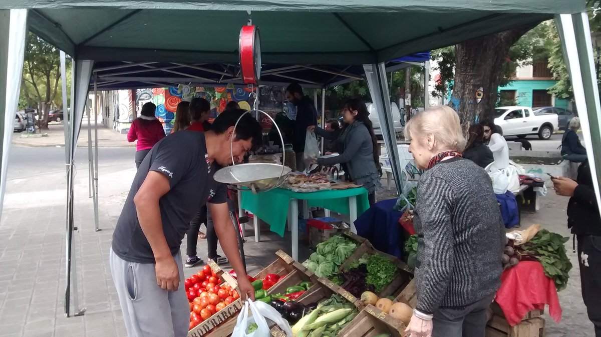 JPVLaPlata's tweet photo. #Ahora Mañana de @MercadoPopJPV junto a los productores #ProductosFrescos a #PreciosPopulares #LaPlata 8 y 61 #PreciosQueSorprenden https://t.co/pyQ62tFhLz
