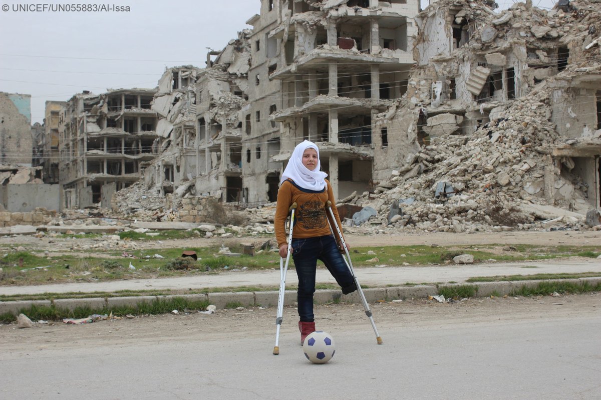 FardinHH's tweet photo. #PhotoOfTheWeek: Saja lost her leg & 4 friends in a bomb attack in #Syria... https://t.co/qgp9ORT6dR by #IranArabSpring via @c0nvey https://t.co/u0s4m9UmF4