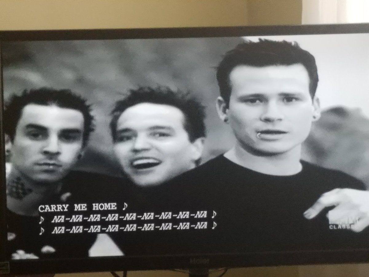 StephWinter1289's tweet photo. Back when the music was good! 😁🎶 💙🖤 @MTVClassic @blink182 @travisbarker @markhoppus "All The Small Things" #TotalRequestPlaylist https://t.co/oz4AS9Mezn