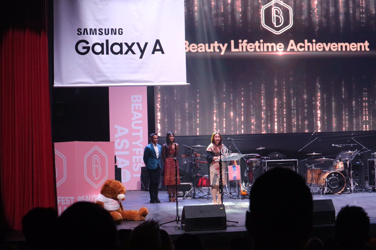 Vice Chairwoman MTG <a href="/WulanTilaar/">Wulan Tilaar</a> mewakili Dr. Martha Tilaar utk menerima penghargaan dlm Beauty Award persembahan #BeautyFestAsia2017