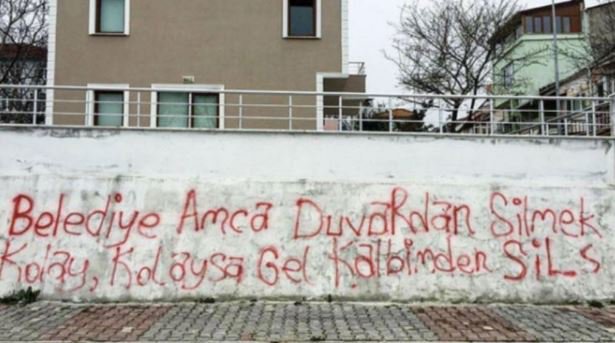 Güncel Haber Ajansı (@ajansgunceltr) on Twitter photo "Belediye amca duvardan silmek kolay, kolaysa gel kalbimden sil" yazısına <a href="/EdremitBelediye/">Edremit Belediyesi</a>'si: "Silersek, ciğerimiz kurusun" cevabını verdi. "Belediye amca duvardan silmek kolay, kolaysa gel kalbimden sil" yazısına <a href="/EdremitBelediye/">Edremit Belediyesi</a>'si: "Silersek, ciğerimiz kurusun" cevabını verdi.