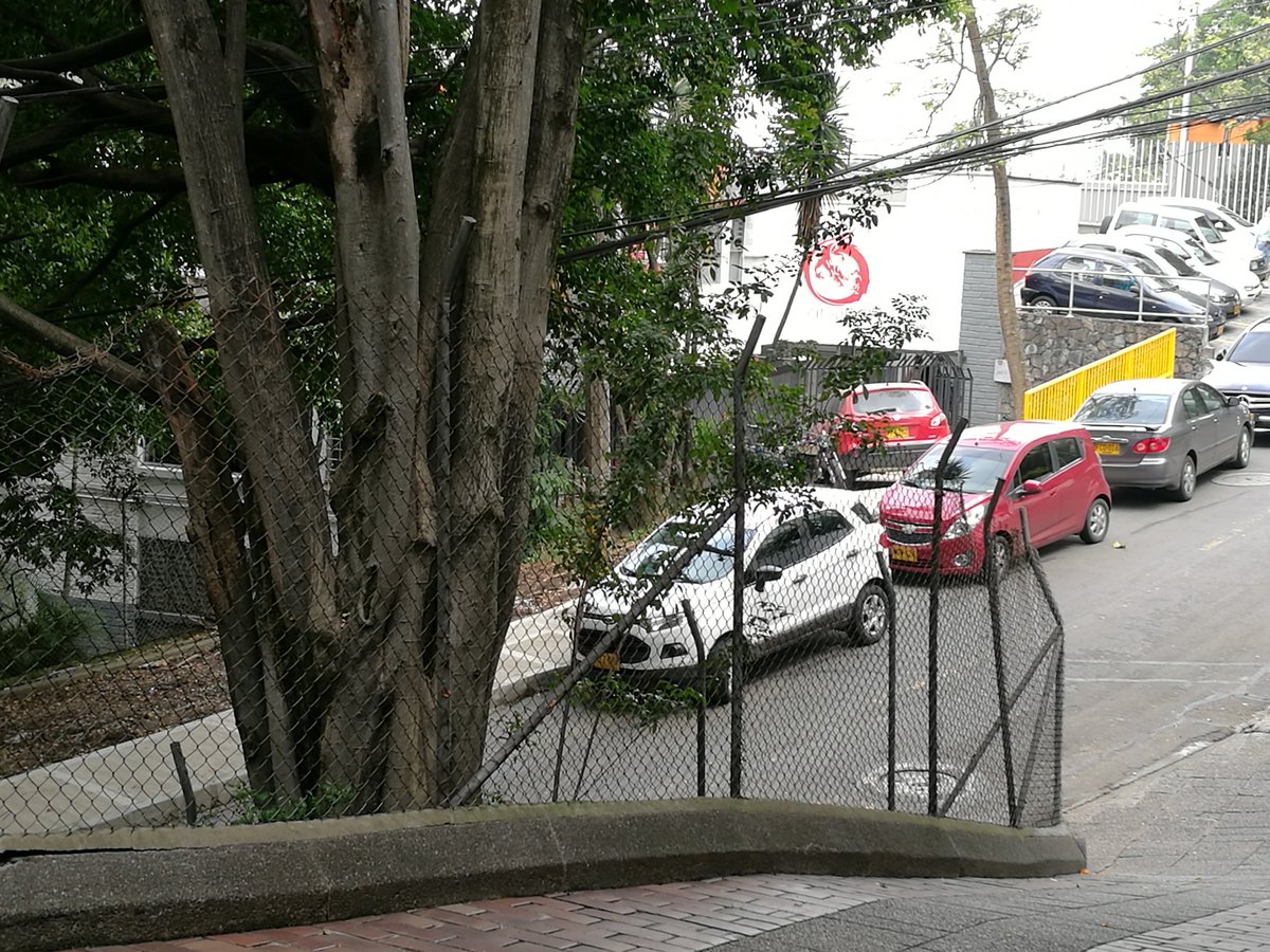 juand86's tweet image. @sttmed @FicoGutierrez  Dg 47 # 16 Sur había zona de parqueo arreglaron andenes, quitaron parqueo, ahora los carros ocupan un carril
