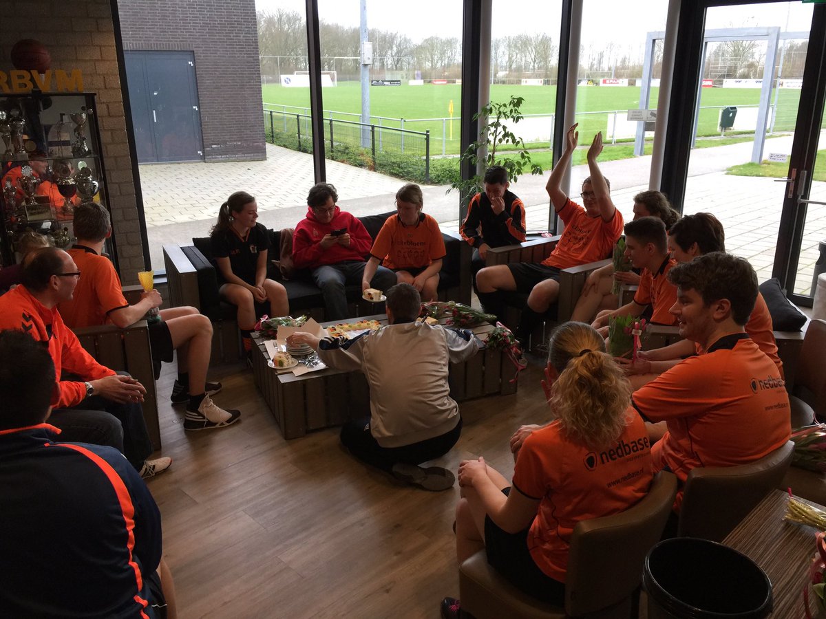 PieterGoudappel's tweet photo. Op de laatste competitiezaterdag ook @kvswift 4 mogen feliciteren met kampioenschap! #ookdatisswift https://t.co/VQvBooYjLS