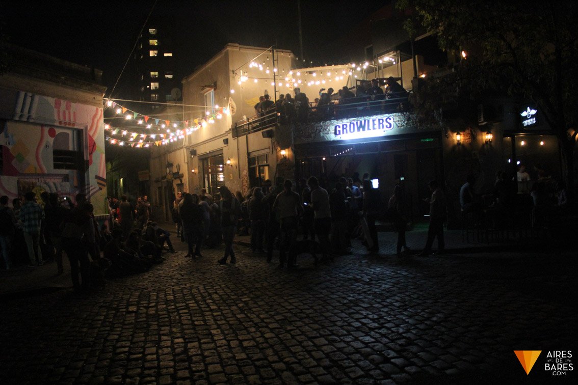 AiresdeBares's tweet photo. #enBarra: entrá en la sección de galería de fotos del site y reviví la noche especial de #SanPatricio en @growlerscc. #ADB https://t.co/uj6XefcPIN