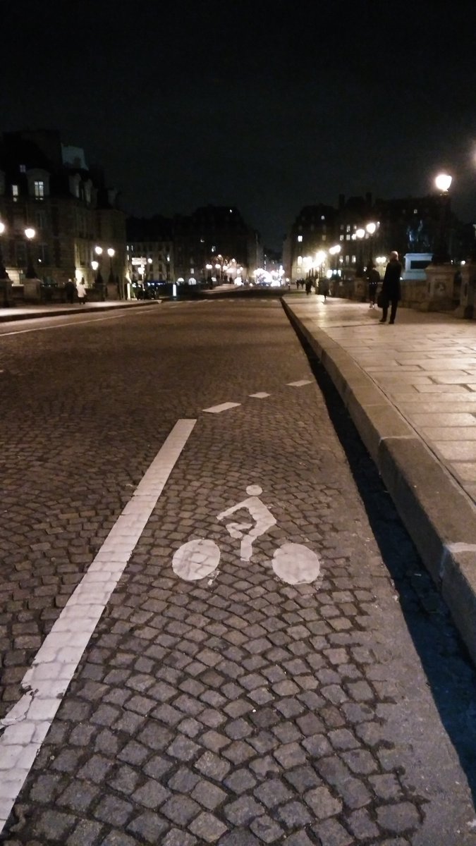 ParisEnSelle's tweet photo. [AIDEZ-NOUS] On cherche des photos d'aménagements cyclables parisiens très insatisfaisants ou étranges... On compte sur vous ! #twittcyclos https://t.co/iOHmniwmHZ