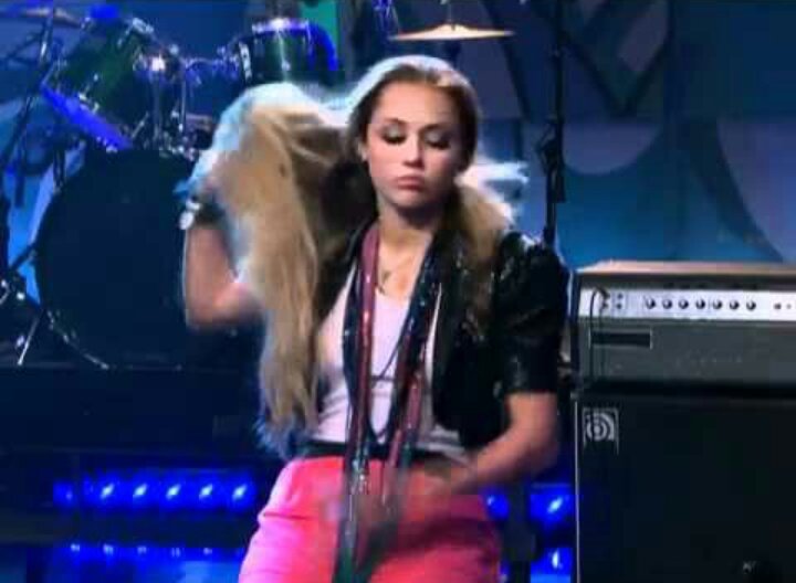 gustavsdrums's tweet photo. Los chicos de ahora no van a entender la emoción que sentias cuando Miley se sacó la peluca y la desesperación cuando Justin olvida a alex https://t.co/w9yF1OSOni