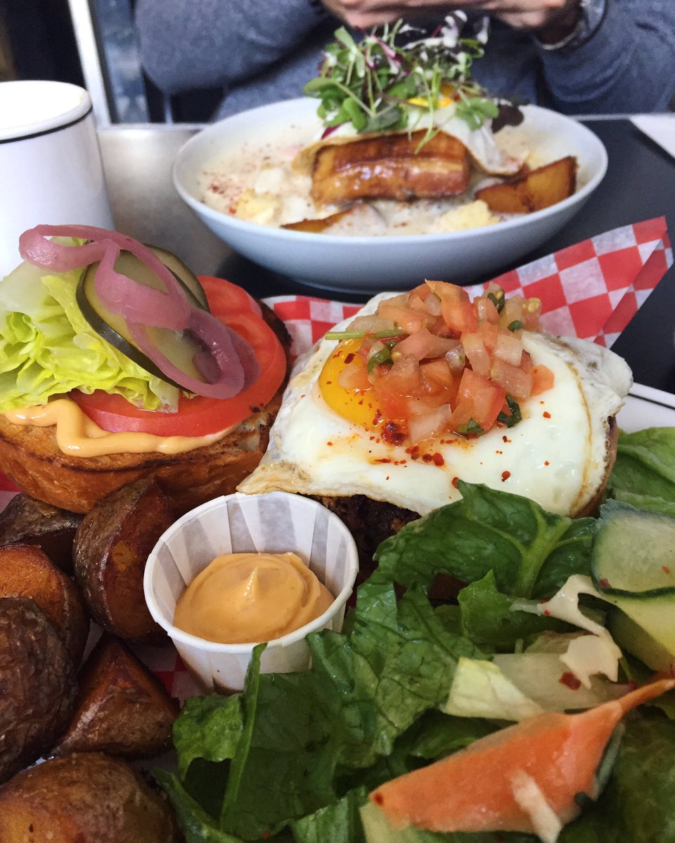 Still not over the epic brunch burger at @elda.bistro 🤤 | 📷: <a href="/dahllii/">Dahlia M</a> #eatplaylive #mtlmoments