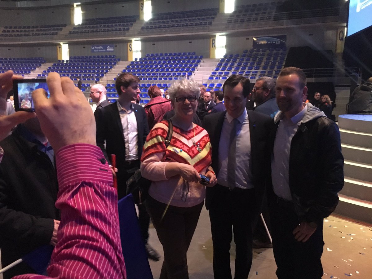 NicolasBay_'s tweet photo. Avec nos compatriotes venus très nombreux pour le meeting #MLPMetz.#AuNomDuPeuple #Marine2017 https://t.co/Iw5Dz4f2He
