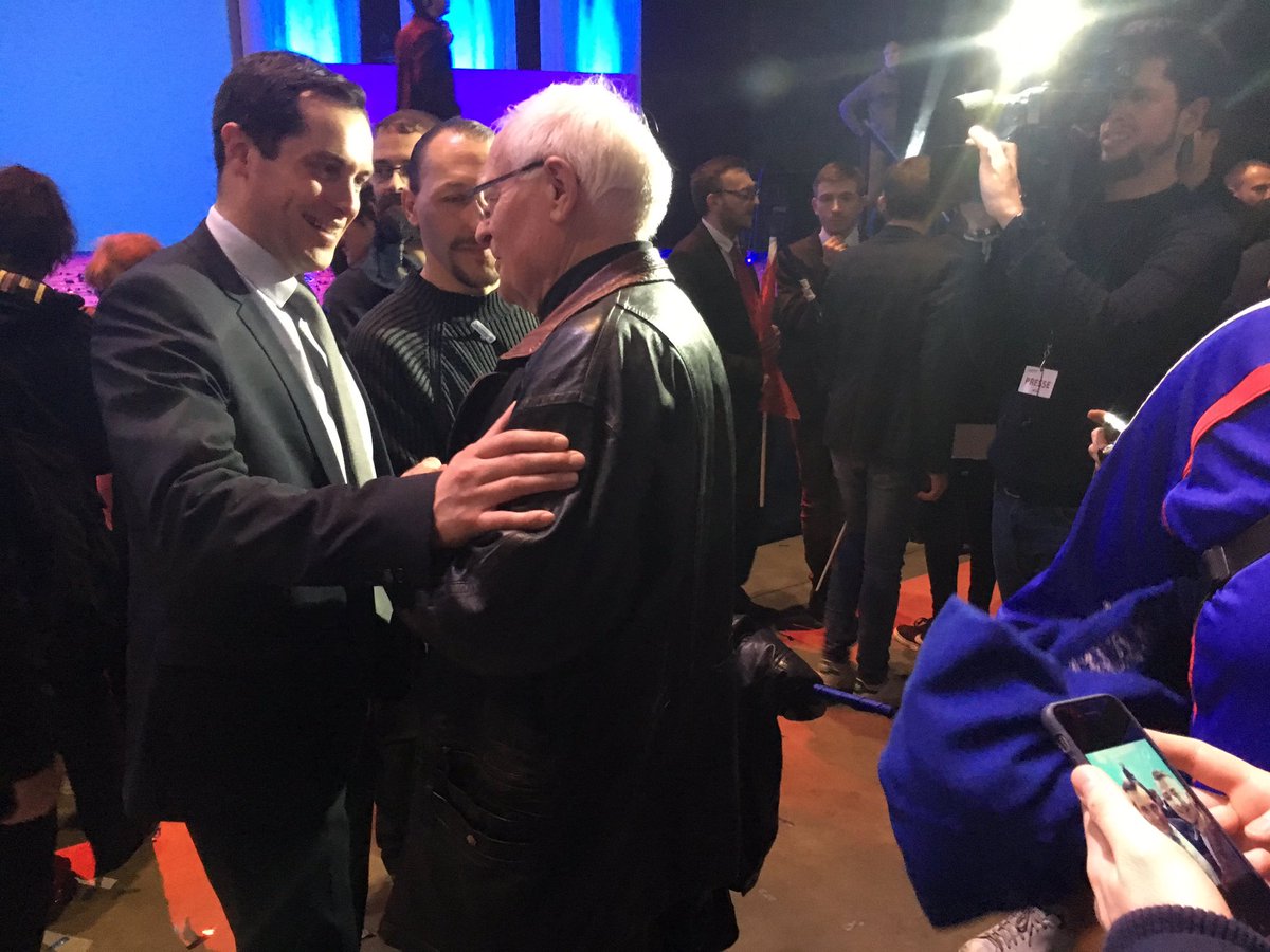 NicolasBay_'s tweet photo. Avec nos compatriotes venus très nombreux pour le meeting #MLPMetz.#AuNomDuPeuple #Marine2017 https://t.co/Iw5Dz4f2He