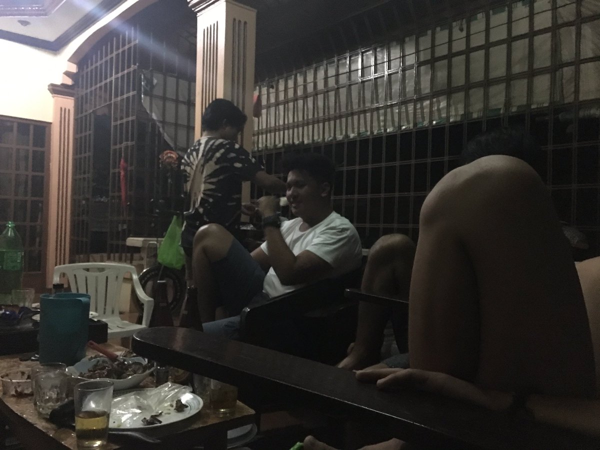Findingneoo's tweet photo. Kaiyak namiss ko sila. @Ezraaa143 @damgnzls #LateBirthdayCelebration #Butcheron #Hipon #PaalamBatok lol https://t.co/gDt6RjXJQn