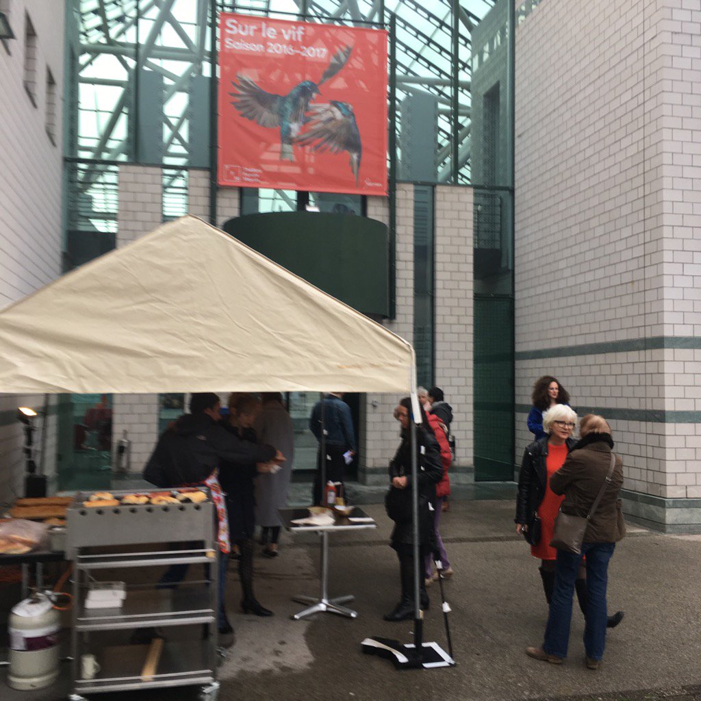 a_brusch's tweet photo. Le NoShow, c'est maintenant. Hot-dog à l'accueil et plein de surprises ensuite. Au TFM jusqu'à lundi. https://t.co/UD8Xx0lJD4